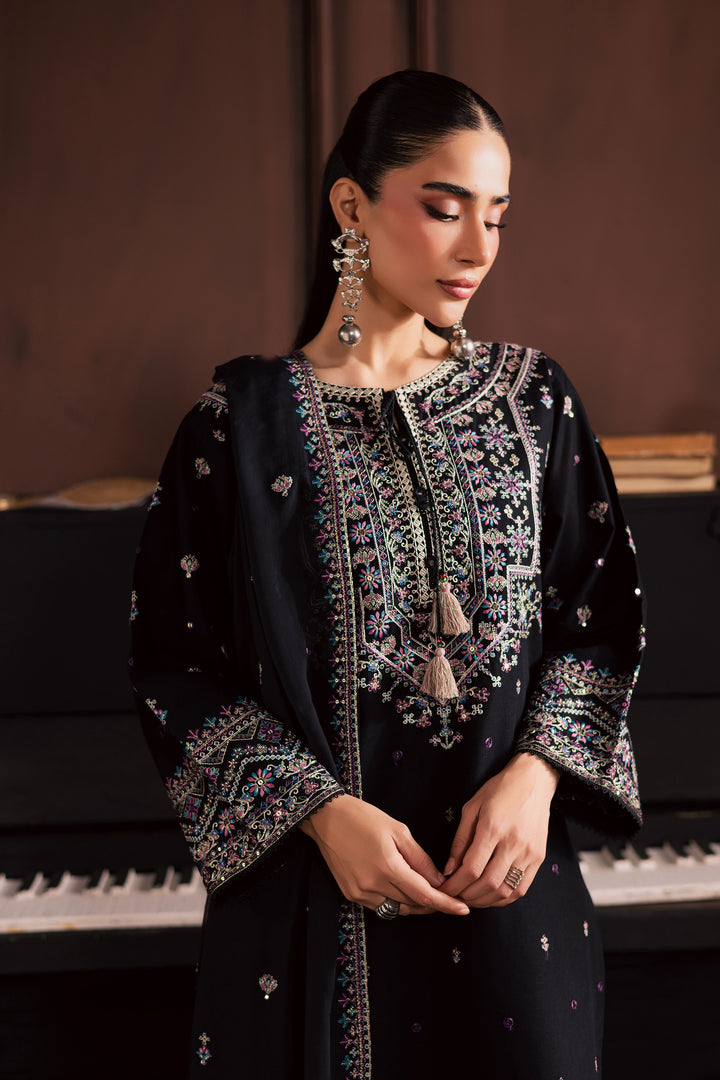 Graana 3Pc - Embroidered Khaddar Dress